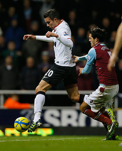 Robin Van Persie equalises for Manchester United