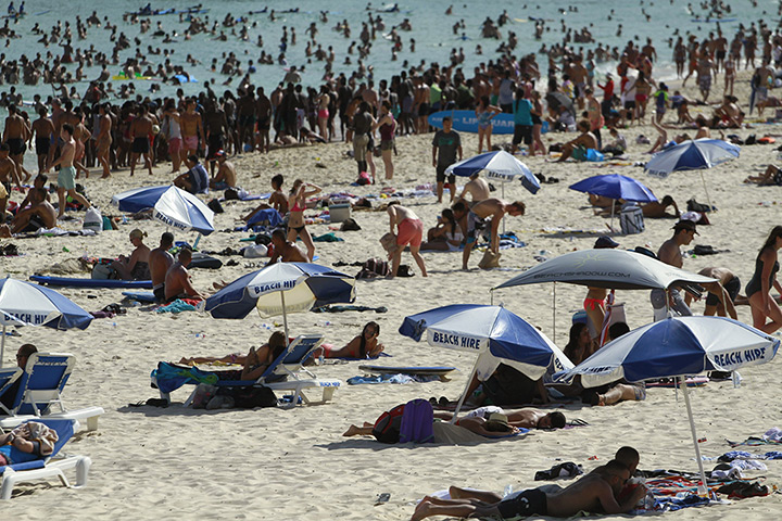Australia heatwave: Huge numbers of Sydneysiders cool off on Bondi Beach 
