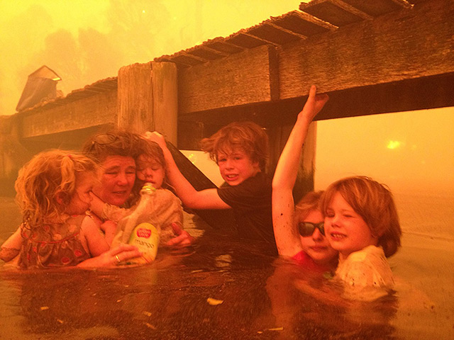 Wildfires Australia: Tammy Holmes and her grandchildren take refuge under a jetty 