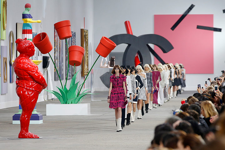Chanel at PFW: Models on the catwalk