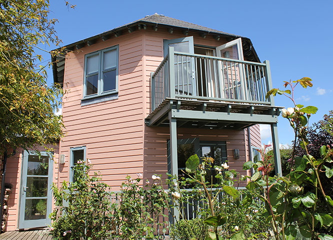 Cool Cottages Wiltshire: The Pink Tower ext