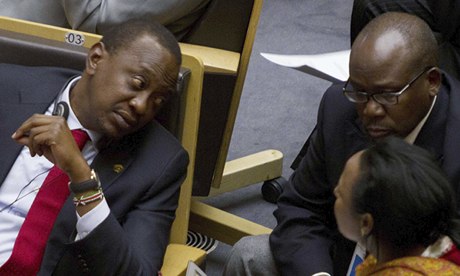 Kenyan President Uhuru Kenyatta (L) spea