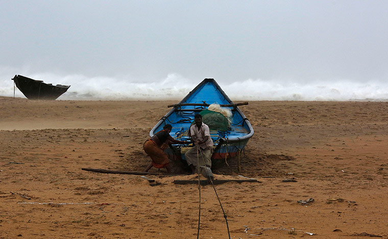 Cyclone: Fishermen tie their boat