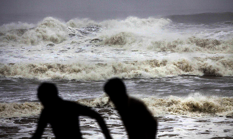 Cyclone: Indian people run for shelter