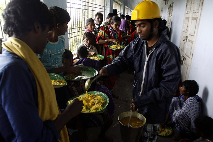 Cyclone: Evacuated Indian villagers eat food