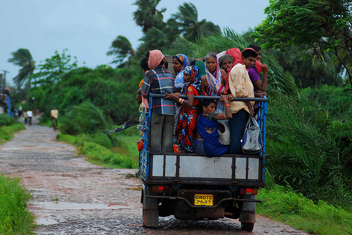 Cyclone: Indian evacuees travel in rickshaw