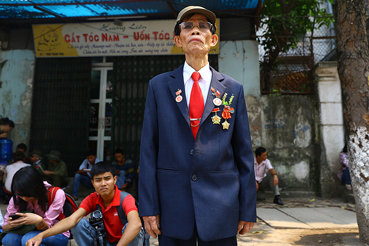 Weekend in pictures: Hanoi, Vietnam: A war veteran from the Young Volunteer Force funeral Vo Nguyen Giap