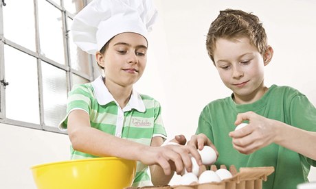 kids cracking eggs