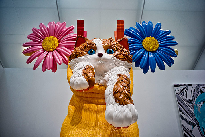Frieze: Jeff Koons, Cat on a clothes line (yellow), 1994-2001 at Gagosian gallery