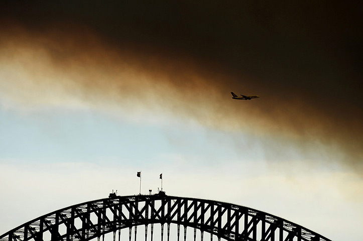 Australia fires: Smoke from bushfires fill the sky over the Sydney Harbour Bridge