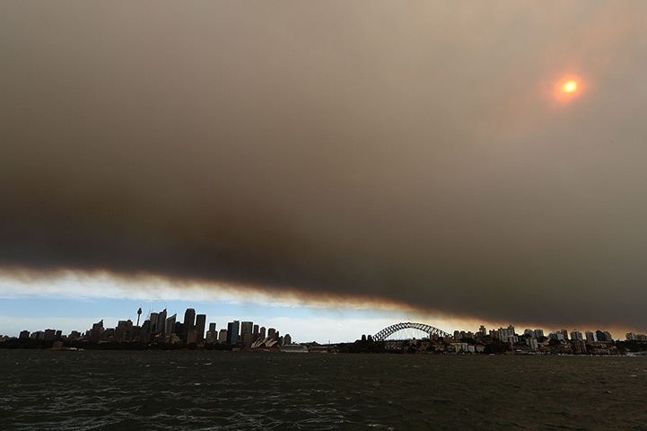 Australia fires: Huge palls of smoke over the harbour