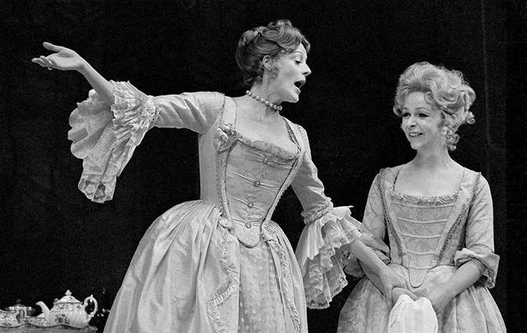 National Theatre: Maggie Smith & Sheila Reid in The Beaux' Stratagem in 1970