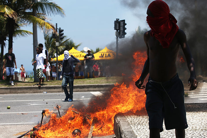 Oilfield Rio protests: Protest against Auction Of Brazilian Oil Field
