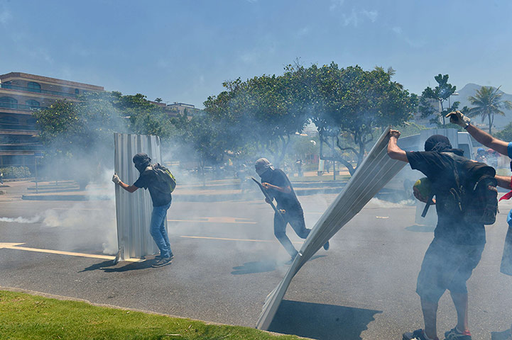 Oilfield Rio protests: Protest against Auction Of Brazilian Oil Field