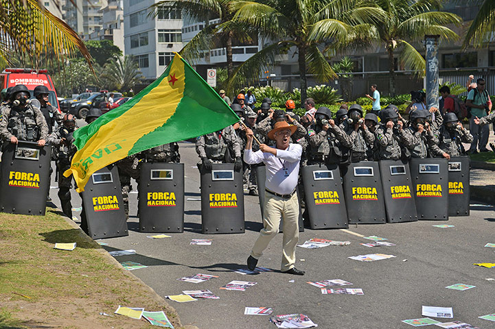 Oilfield Rio protests: Protest against Auction Of Brazilian Oil Field