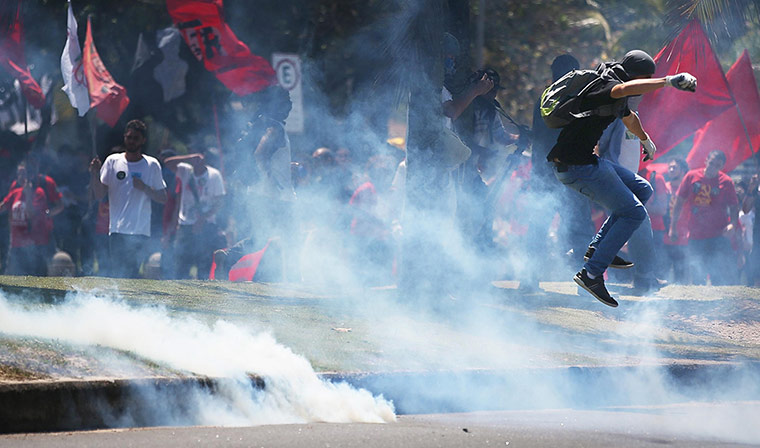 Oilfield Rio protests: Protest against Auction Of Brazilian Oil Field