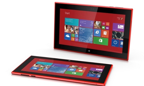 Nokia Lumia 2520 tablet roda Windows RT 8.1 em um quadro colorido.