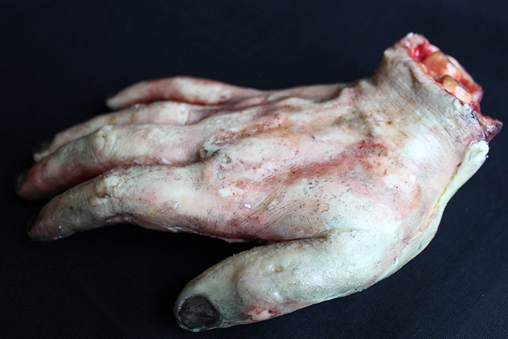 Extreme Cakes: Chocolate cake hand