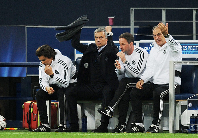 chelsea v schalke: The Chelsea bench celebrate