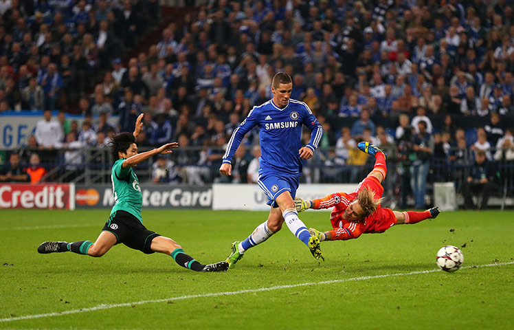 chelsea v schalke: Fernando Torres scores