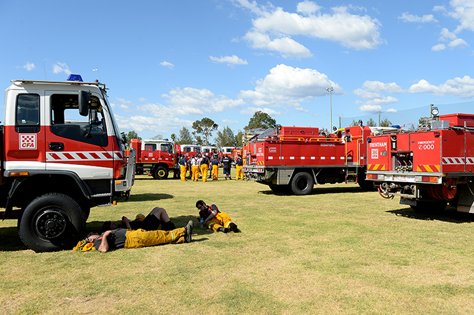 Bushfires Weds: Fire fighting crews wait