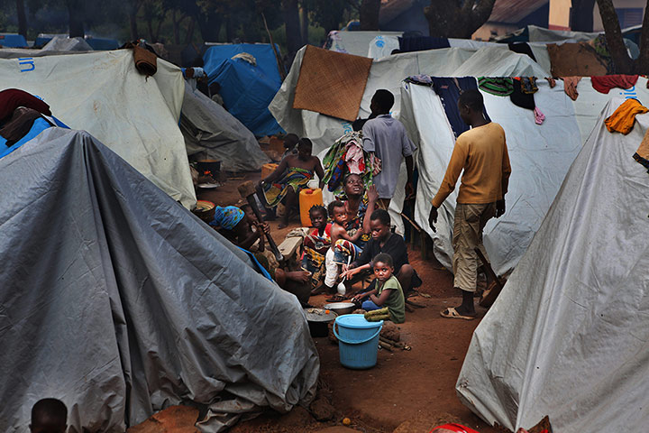 MSF in CAR: People cook in a camp