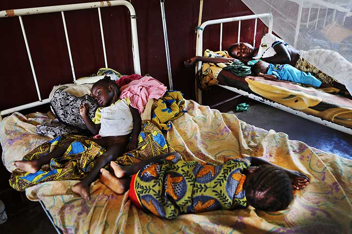 MSF in CAR: Children rest at their camp