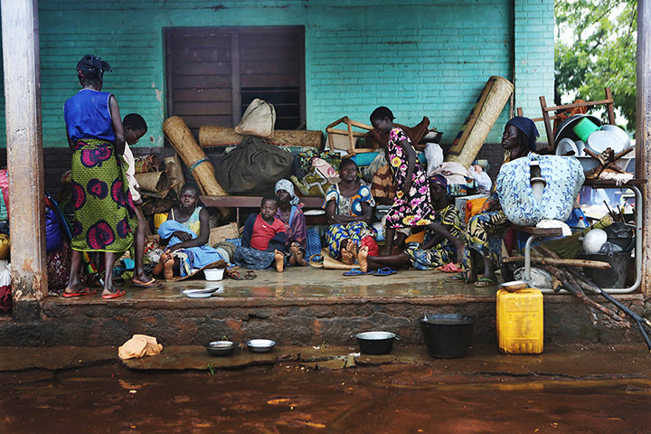 MSF in CAR: People sit with their belongings
