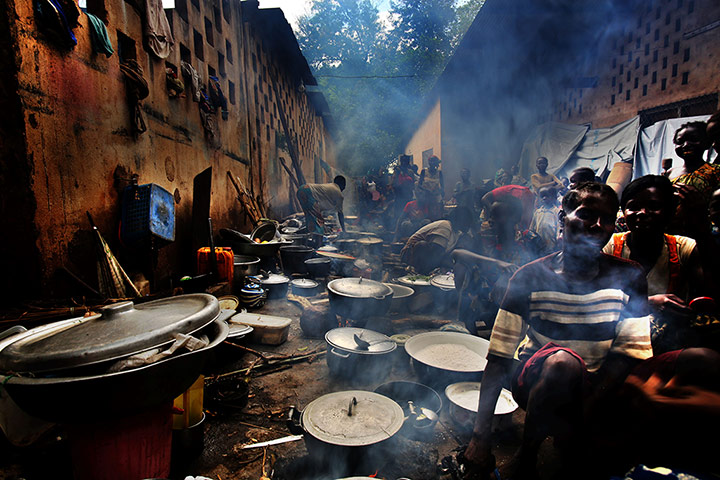MSF in CAR: People cook at their camp