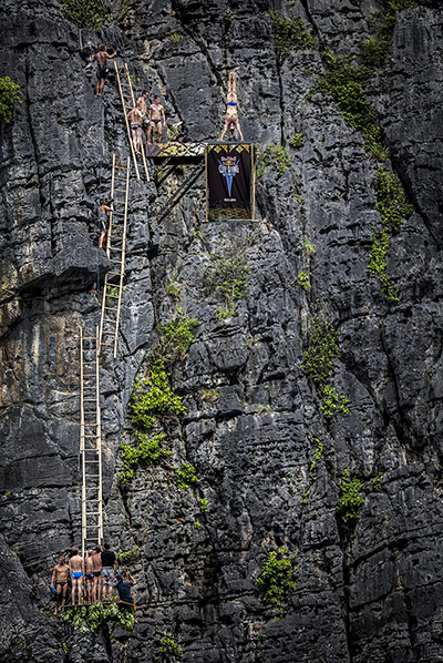 Red Bull Cliff Diving: Michal Navratil armstand dive