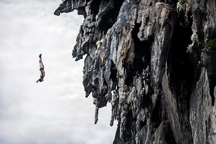Red Bull Cliff Diving: David Colturi dives