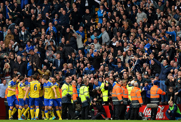 Premier 4: Everton's players celebrate after English midfielder Leon Osman scores thei