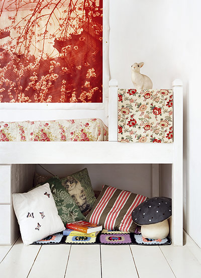 homes - kids: child's room with multicoloured patterns and cushions