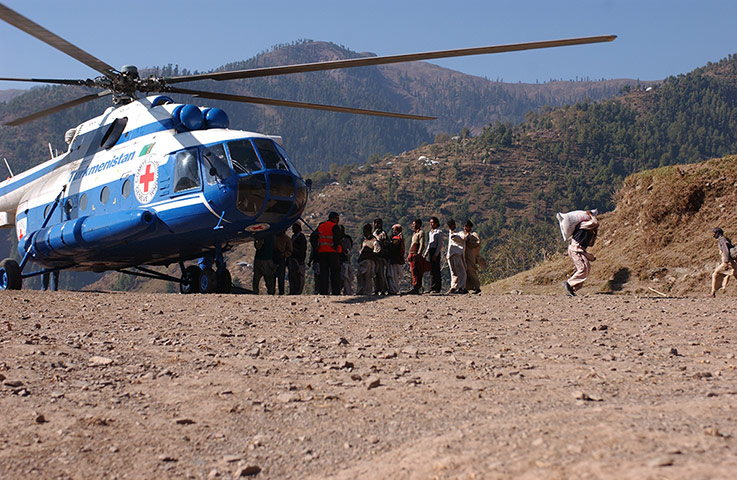 150 years of the ICRC: Unloading food for distribution in the Neelum valley