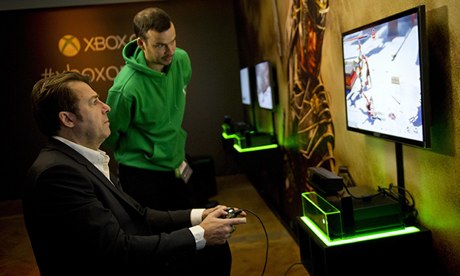 Jonathan Ross tries out Microsoft's Xbox One