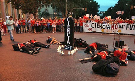 Mock funeral for Spanish science