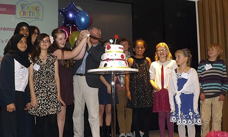 Andy Mulligan and young critics cut the cake