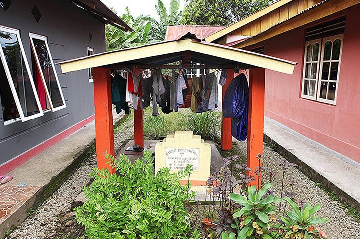 Funerals: Doing laundry at the family's grave