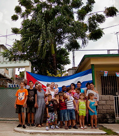 Cuba Twins: Twins pose near a Siguaraya tree