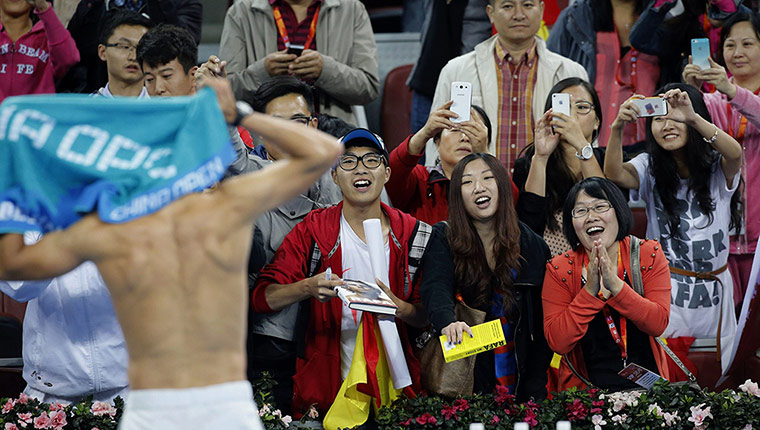 20 Photos: Fans watch Spain's Rafael Nadal change his shirt in Beijing