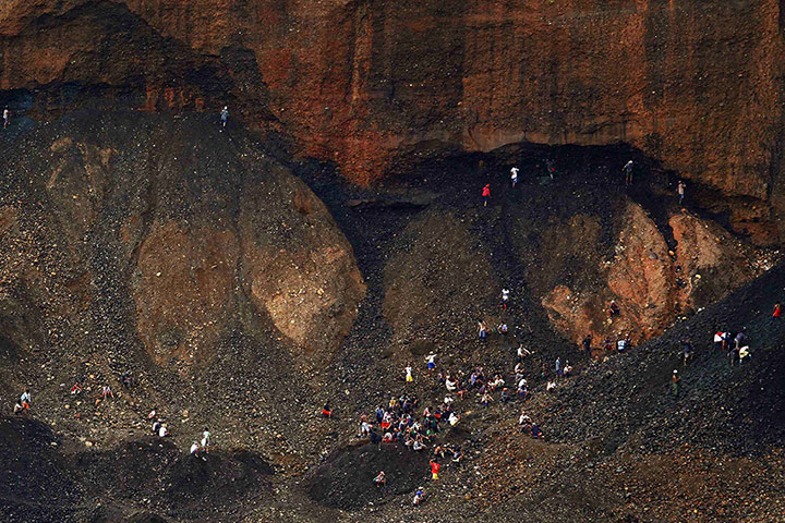 20 Photos: Hand-pickers search for jade at the mine in Hpakant township