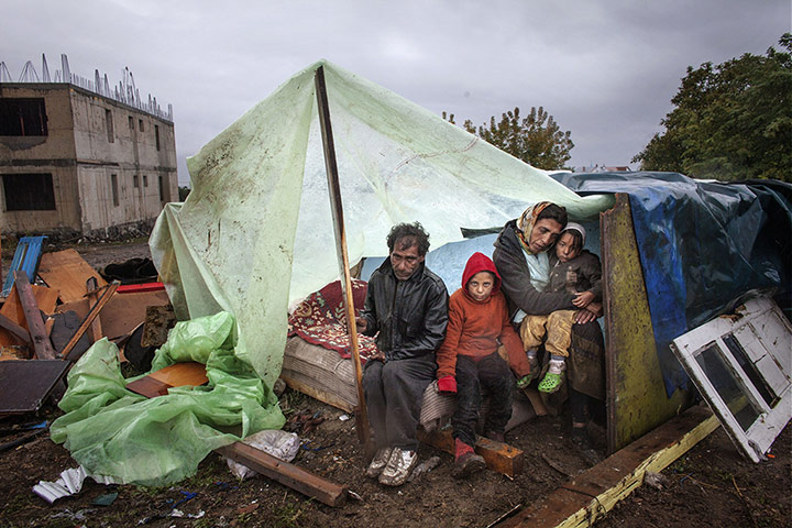20 Photos: A Roma family of turkish origin under shelter in Romania