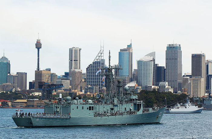 Fleet day three new: The HMAS Sydney enters Sydney Harbour 