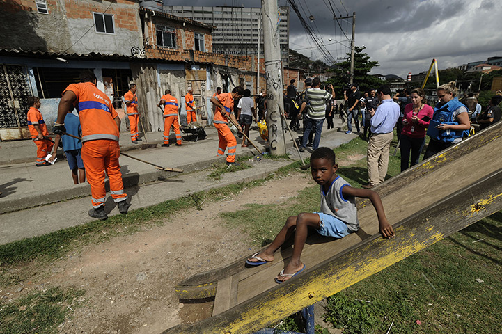 Favela clearance: City Hall workers clean the pavement before the ceremony dedicated to the n