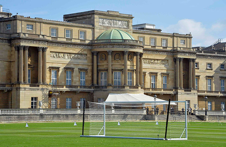 http://static.guim.co.uk/sys-images/Guardian/Pix/pictures/2013/10/7/1381153080583/Buckingham-Palace-footbal-001.jpg