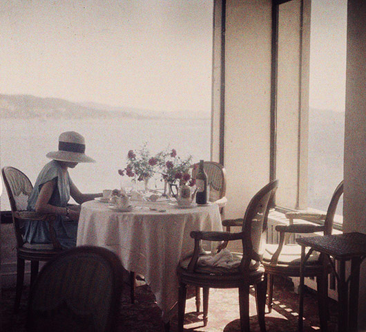Henri Lartigue: Bibi au restaurant d'Eden Roc, Cap d'Antibes, 1920 