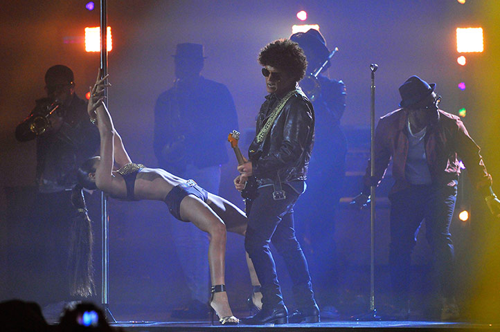 MTV awards performance: MTV awards performance 