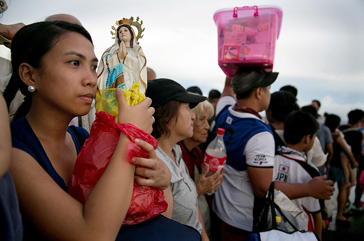 Typhoon Haiyan: Hundreds of victims of super Typhoon Haiyan form a queue as they prepare to
