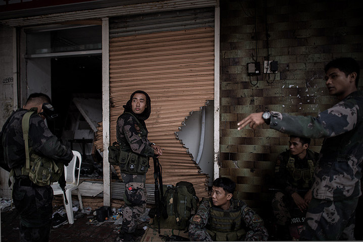 Typhoon Haiyan: Soldiers guard looted shops in Tacloban