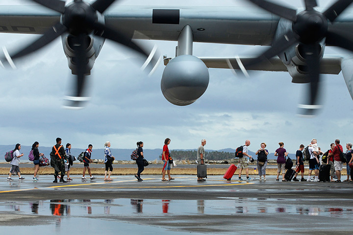 Typhoon Haiyan: Locals and foreigners board a US military evacuation flight 